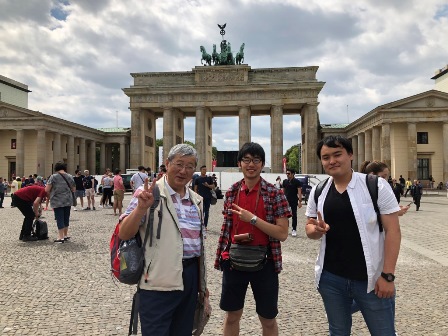 Berlin/At Brandenburger Tor.jpg